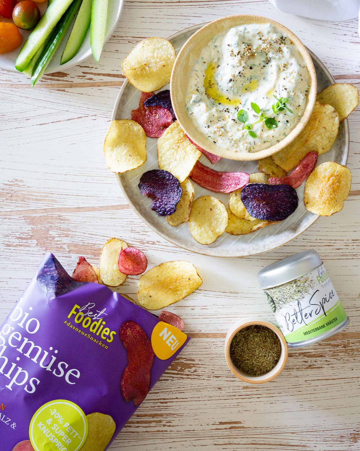 Best Foodies bunte Kartoffelchips als Serviervorschlag mit Kräuterdip