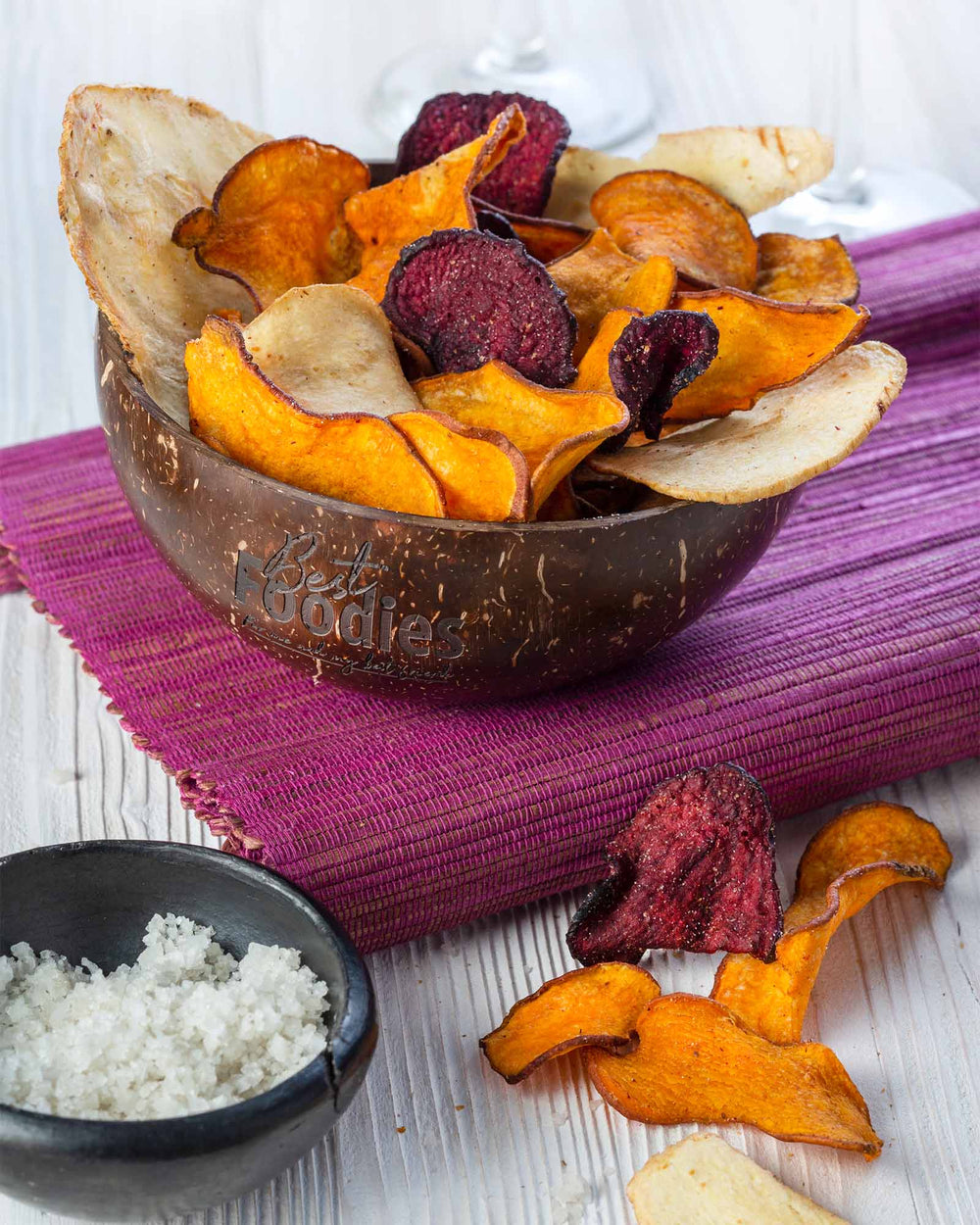Best Foodies Gemüsechips Mix in Kokosnussschale serviert