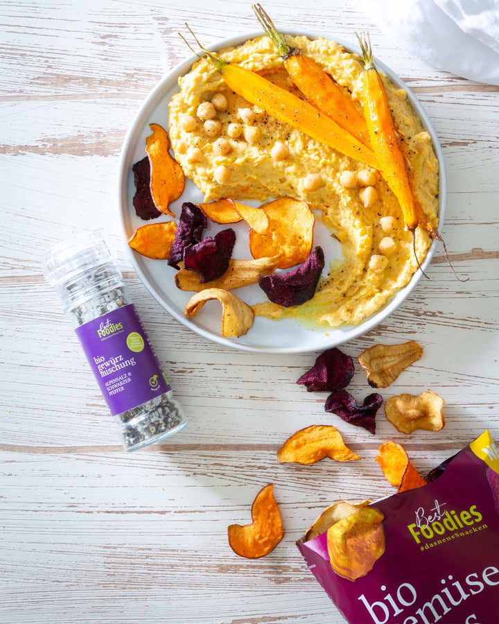 Best Foodies Gemüsechips Mix als Serviervorschlag mit Hummus