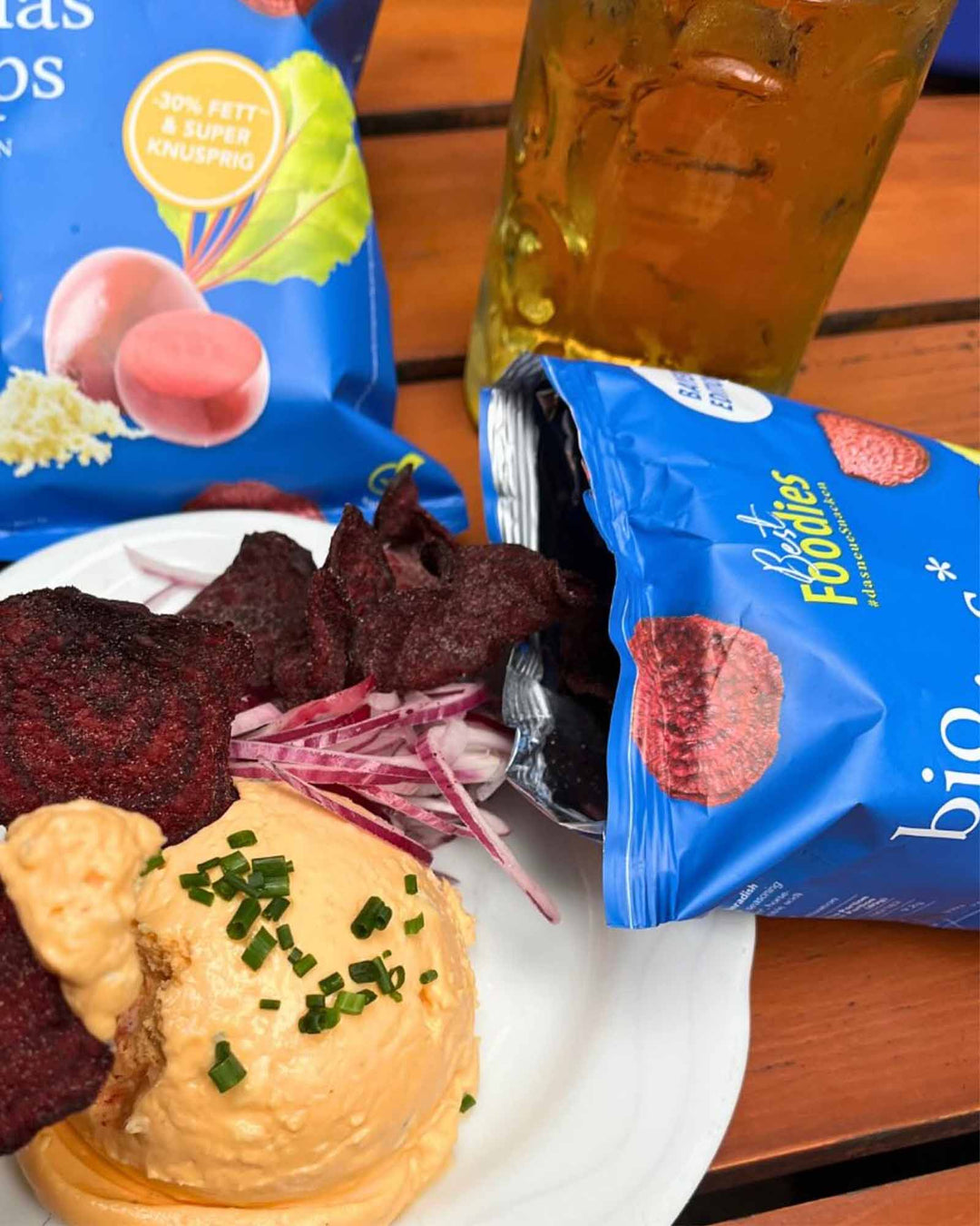 Best Foodies Rote Rüben Chips als Serviervorschlag mit bayerischer Brotzeit