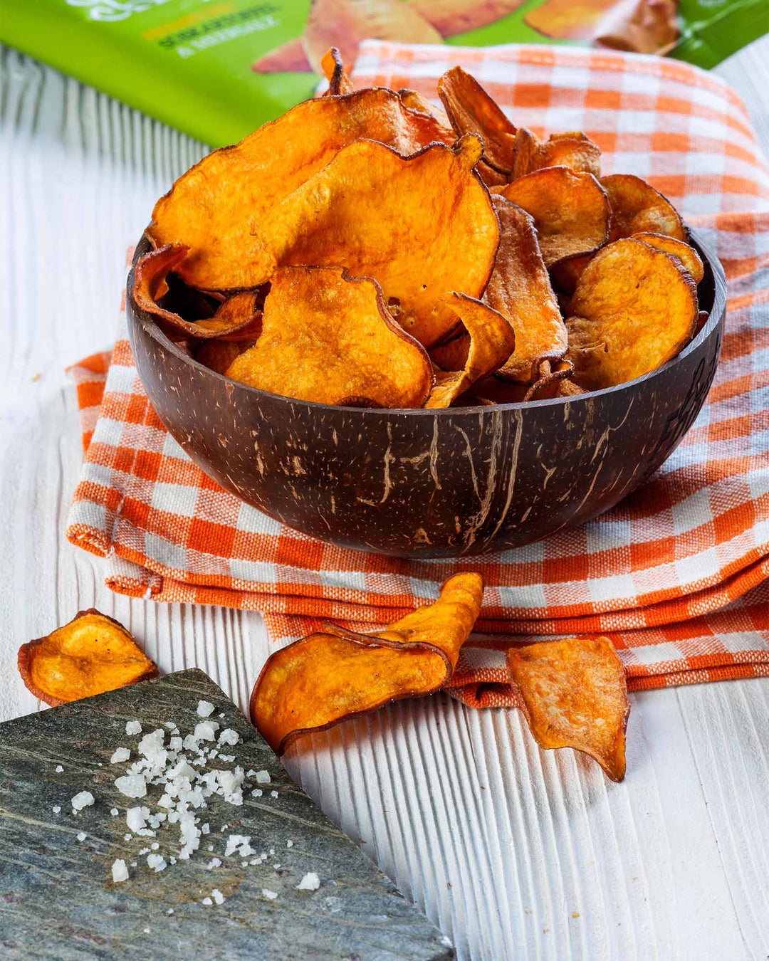 Best Foodies Süßkartoffelchips in Kokosnussschale serviert