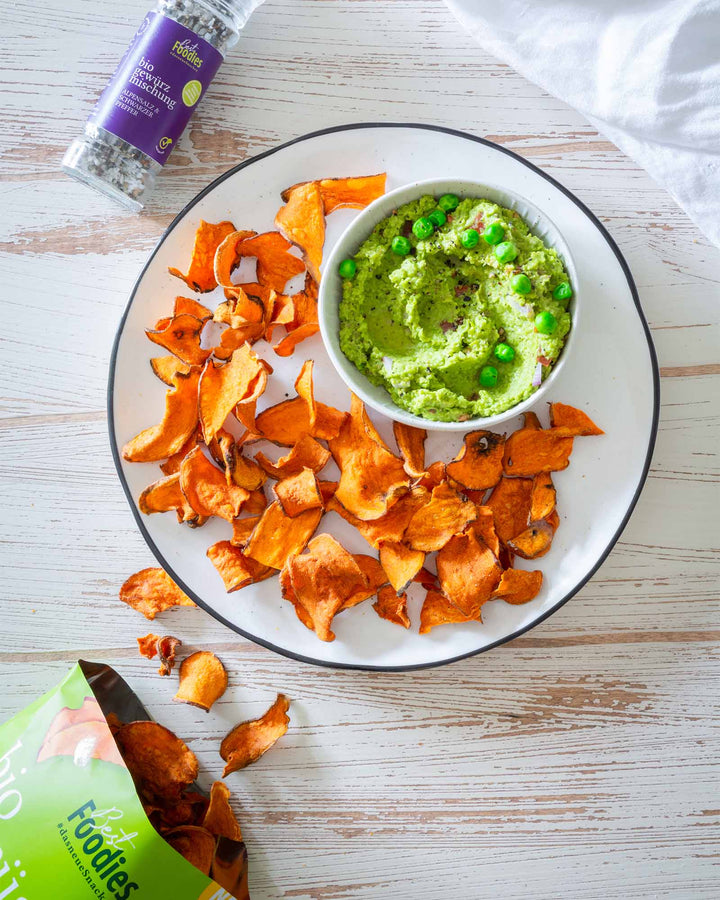 Best Foodies Süßkartoffelchips als Serviervorschlag mit Erbsen-Guacamole